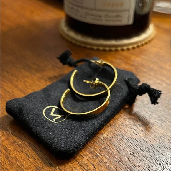 Mejuri Gold Daily Hoops Earrings - Picture 1 of 3